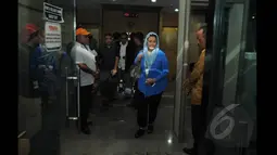 Putri almarhum Gus Dur, Yenny Wahid berjalan keluar seusai bertemu dengan para pemimpin KPK, Jakarta, Sabtu (24/1/2015). (Liputan6.com/Herman Zakharia)