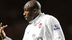 Gaya bek Arsenal, Sol Campbell di laga lanjutan EPL melawan Aston Villa di Villa Park, Birmingham, 27 Januari 2010. Skor akhir 0-0. AFP PHOTO / IAN KINGTON