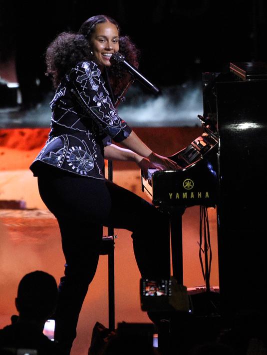 Alicia Keys saat menghibur penonton dalam acara WE Day California di Inglewood, California, AS (27/4). Penyanyi 36 tahun ini memutuskan tidak mengenakan make up sejak penampilannya di MTV VMA 2016. (AP Photo/Chris Pizzello)