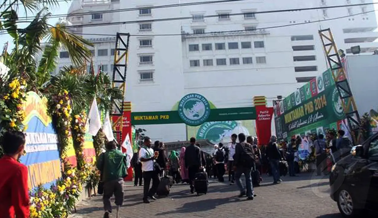 Beberapa peserta tampak memasuki lokasi Muktamar Partai Kebangkitan Bangsa   yang digelar di Surabaya (Liputan6.com/Aditia Saputra)