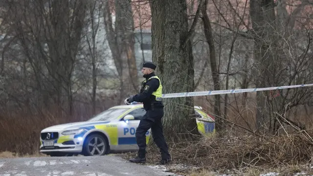 Polisi di lokasi kejadian di Sekolah Risbergska, Orebro, Swedia, Selasa (4/2/2025).