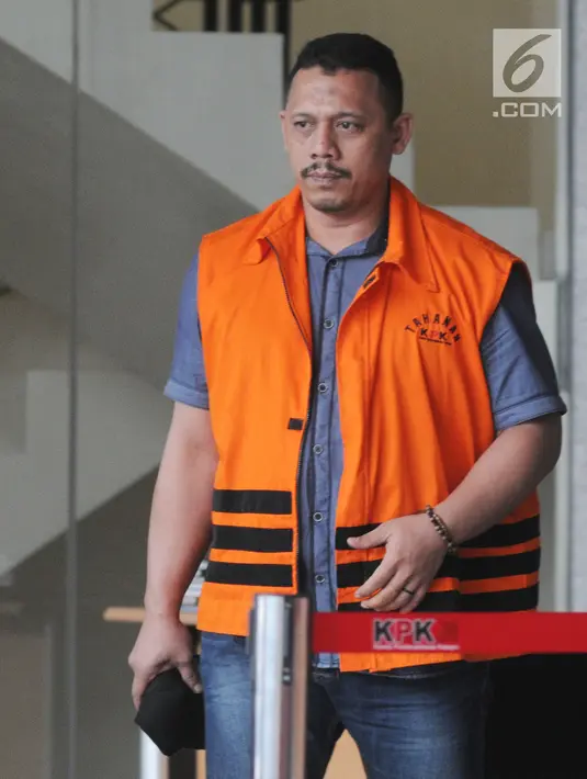 Tersangka suap fasilitas dan perizinan Lapas Sukamiskin, Andi Rahmat usai menjalani pemeriksaan di Gedung KPK, Jakarta, Kamis (30/8). Andi merupakan orang kepercayaan narapidana kasus suap Bakamla Fahmi Darmawansyah. (Merdeka.com/Dwi Narwoko)