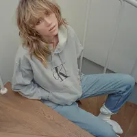 Suki Waterhouse kembali membawa tampilan menawan melalui aya rambut jellyfish. (Foto: Instagram/ Suki Waterhouse)