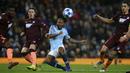 Gelandang Manchester City, Raheem Sterling, melepaskan tendangan ke gawang Hoffenheim pada laga Liga Champions di Stadion Etihad, Rabu (12/12). Manchester City menang 2-1 atas Hoffenheim. (AP/Dave Thompson)