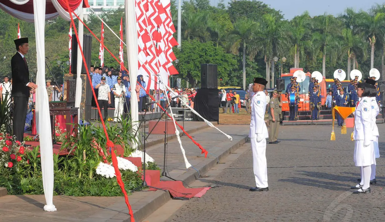 Gubernur DKI Jakarta Joko Widodo saat menjadi Inspektur Upacara HUT ke-69 Kemerdekaan RI di Lapangan Monas, Jakarta, Minggu (17/8/14). (Liputan6.com/Herman Zakharia)
