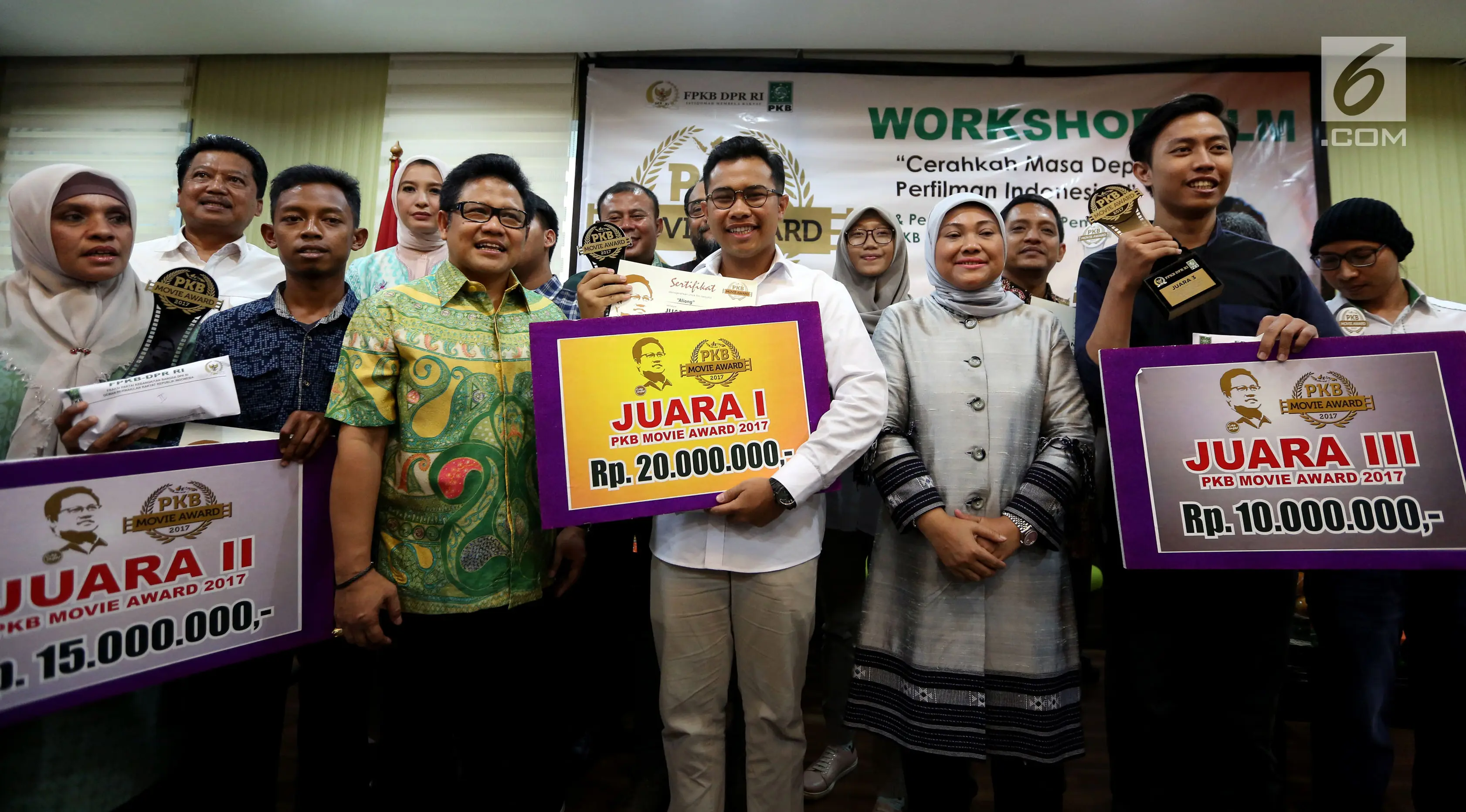 Ketua Umum DPP Partai Kebangkitan Bangsa (PKB) Muhaimin Iskandar (ketiga kiri) melakukan foto bersama bersama pemenang PKB Movie Awards saat acara Penyerahan Hadiah Pemennagg PKB Movie Award 2017 di Fraksi PKB, Jakarta (20/9). (Liputan6.com/JohanTallo)