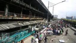 Suasana di luar pasar senen, Jakarta, Sabtu (21/1). Pasca kebakaran tidak membuat para pedangang putus asa, sebagian dri mereka ada yang tetap berjualan meskipun harua di bahu jalan. (Liputan6.com/Angga Yuniar)