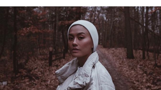 Potret Agnez Mo yang saat musim gugur di Michigan, Amerika Serikat. (dok. Instagram @crazybonz/https://www.instagram.com/p/BqleeBTHdD3/Dinny Mutiah)