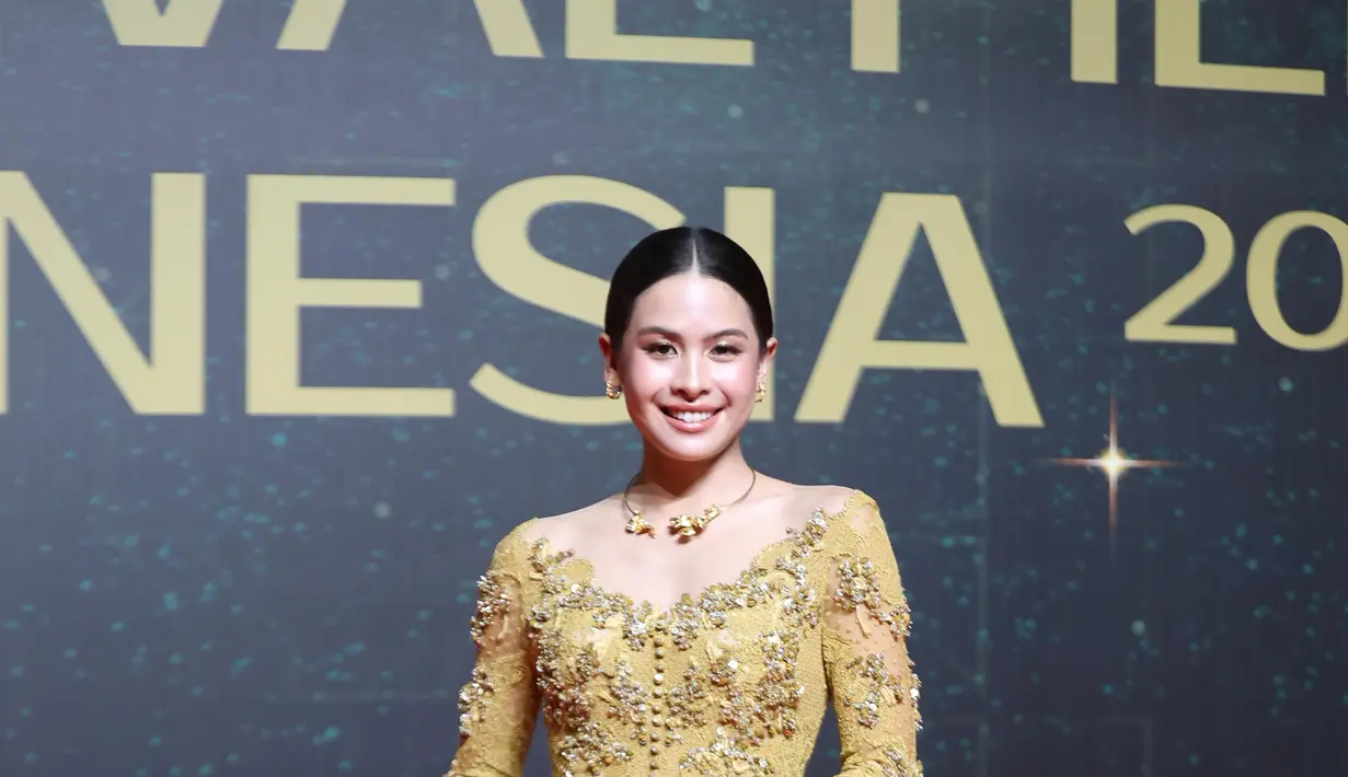 Maudy Ayunda tampil anggun dengan kebaya emas berpayet dari Sapto Djojokartiko. Kebaya asimetris itu dipadu dengan kain Batik hijau kebiruan yang kontras [Budi Santoso]
