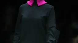 Model berjalan di atas catwalk mengenakan busana rancangan kolaborasi desainer L.tru dan Mice Cartoon di Jakarta Fashion Week 2018 di Senayan City, Jakarta, Selasa (24/10). L.tru dan Mice Cartoon mengangkat tema "Dear Women. (Liputan6.com/Faizal Fanani)