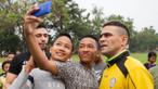 Striker Arema Cronus, Cristian Gonzales, dengan ramah melayani permintaan warga untuk foto bareng usai latihan di Lapangan Kostrad, Bogor, Jawa Barat, Sabtu (30/7/2016). (Bola.com/Vitalis Yogi Trisna)