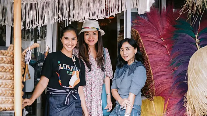 Foto: Momen Liburan Maudy Koesnaedi ke Jogja Bersama Sahabat, Dari Naik Jeep Hingga Tempat Oleh-Oleh