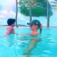 Khloe Kardashian sendiri pun mengunggah foto yang membuat para penggemar iri dengan nyamannya liburan mereka. (instagram/khloekardashian)
