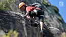 Pendaki memanjat tebing Gunung Parang via Jalur Ferrata, Desa Cihuni, Purwakarta, Jawa Barat, Sabtu (30/3). Gunung Parang merupakan gunung batu andesit tertinggi di Indonesia. (merdeka.com/Iqbal Nugroho)