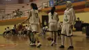 Para pemain Flying Wheel Makasar bersiap-siap saat akan bertanding pada turnamen Honda Merpati Bali Basketball Challenge 2017 di Denpasar, Bali, Jumat (3/2/2017). (Bola.com/Muhammad Wirawan)