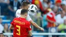Pemain timnas Belgia, Thomas Vermaelen dan pemain inggris, Jamie Vardy melompat saat berebut bola pada laga terakhir Grup G Piala Dunia 2018 di Stadion Kaliningrad, Kamis (28/6). Belgia lolos ke babak 16 besar sebagai juara Grup G. (AP/Hassan Ammar)