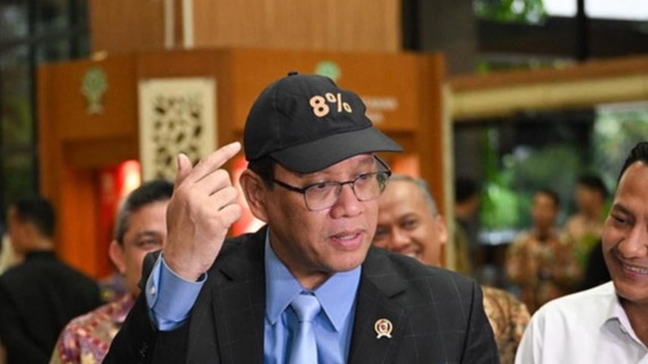 Tandatangani MoU dengan Menteri Kehutanan Raja Juli Antoni, Menteri Keuangan (Menkeu Purbaya Yudhi Sadewa pamer topi 8%. (Dok Instagram @Menkeuri)