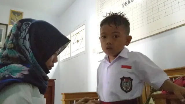 Keikhlasan Guru Jodi Bocah Pemungut Cengkih Menimba Ilmu Berbekal Semangat