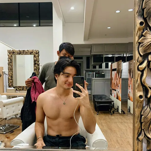 Pangkas Rambut Gondrong, Ini 6 Potret Terbaru Bryan Domani Tampil Lebih Fresh