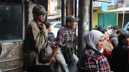 Pendukung Basuki Tjahaja Purnama atau Ahok yang menamakan diri Ahoker memenuhi sekitar Mako Brimob, Kelapa Dua Depok, Kamis (24/1). Dalam hitungan jam, Basuki Tjahaja Purnama atau Ahok akan segera menghirup udara bebas (Liputan6.com/Herman Zakharia)