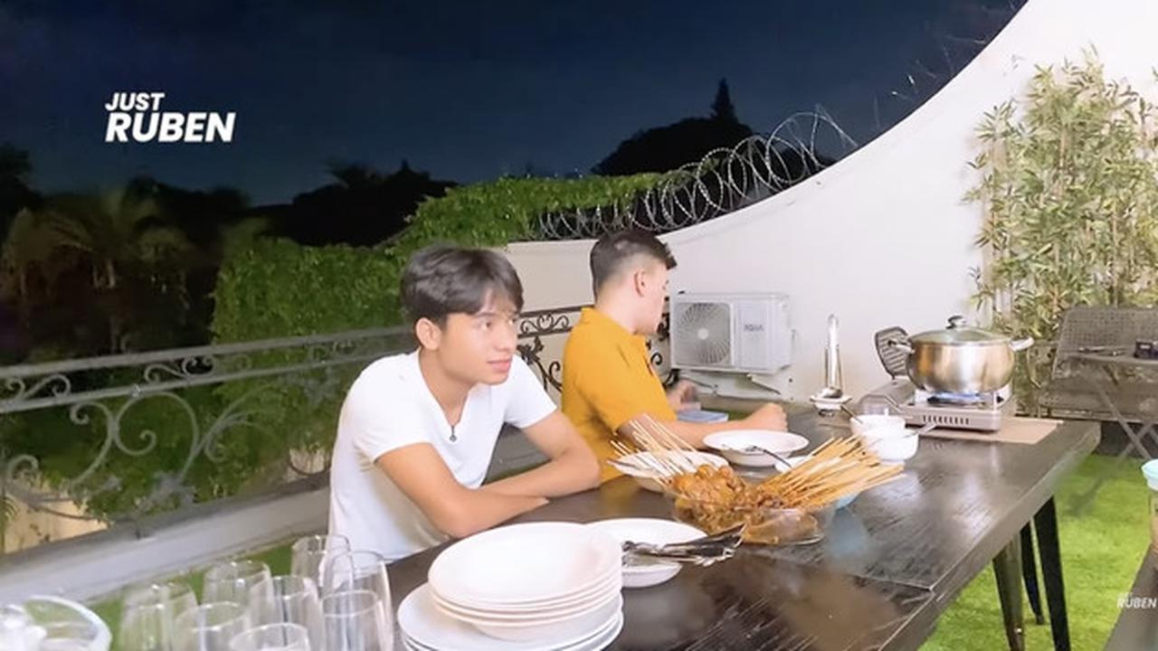 6 Potret Balkon Rumah Ruben Onsu Desain Semi Terbuka, Spot Favorit Kumpul Keluarga
