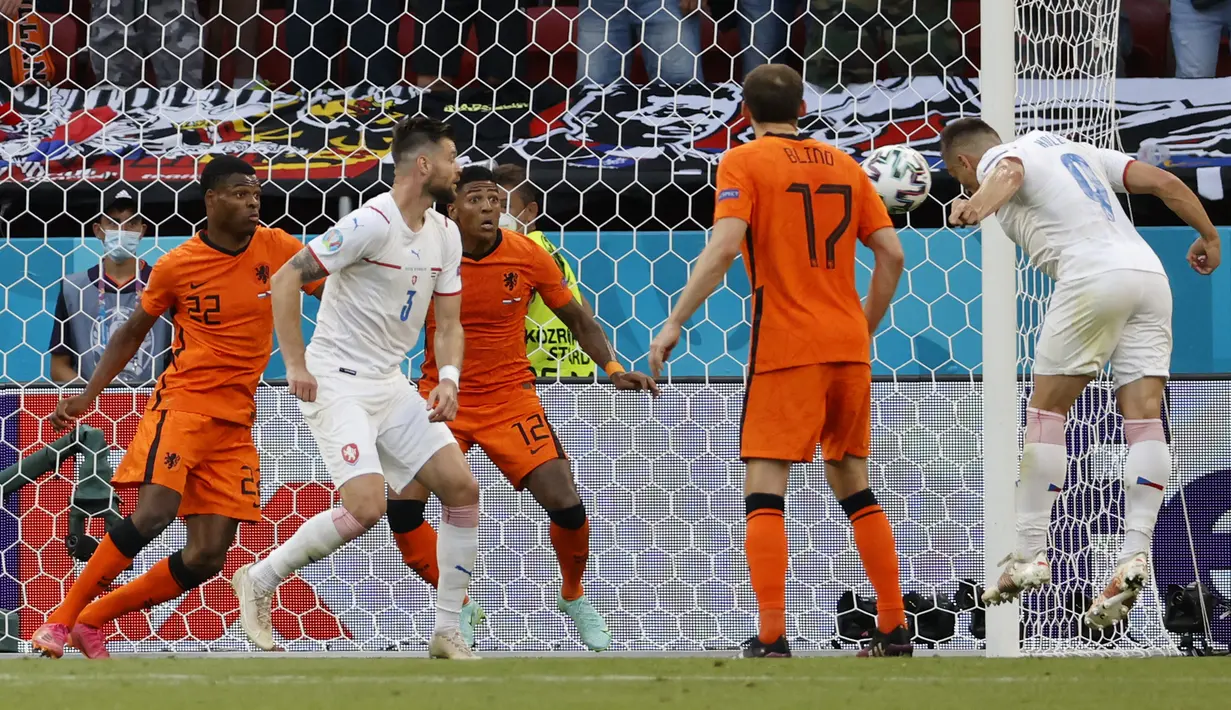 Bek timnas Republik Ceko Tomas Holes (kanan) mencetak gol ke gawang Belanda pada babak 16 besar Euro 2020 di Puskas Arena, Budapest, Minggu (27/6/2021). Belanda yang bermain dengan 10 pemain setelah turun minum secara mengejutkan disingkirkan Ceko usai kalah 0-2. (Bernadet Szabo/Pool via AP)