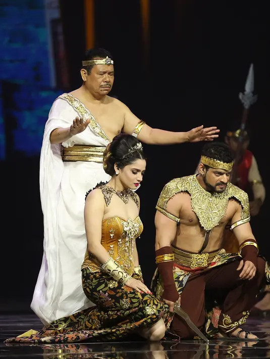 Tidak hanya menyajikan drama tentang sejarah Nusantara, dalam drama musikal itu juga menampilkan beberapa penyanyi dan artis ibu kota. Tak heran jika suasana panggung semakin meriah. (Bambang E. Ros/Bintang.com)