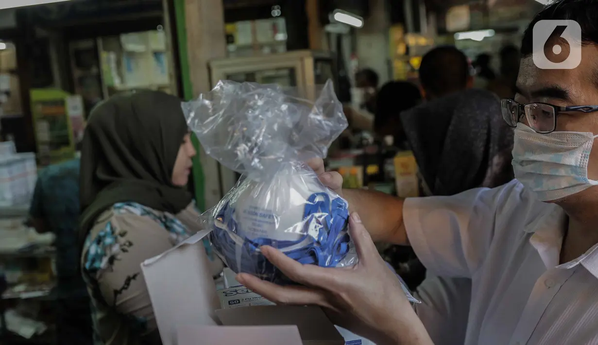 Warga saat membeli masker di Pasar Pramuka, Jakarta, Senin (2/3/2020). Kedua pasien tersebut merupakan ibu (64) dan anak (31), kini mereka dirawat di ruangan khusus serta kediaman yang dihuni pasien di daerah Depok juga diisolasi. (Liputan6.com/Faizal Fanani)