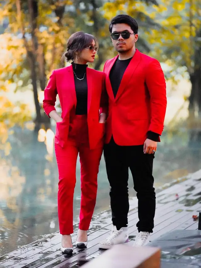 Fuji dan Thariq Halilintar serasi mengenakan jas couple warna merah (Foto: Instagram/@thariqhalilintar)