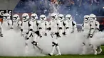 Pasukan Stormtroopers berjalan di lapangan saat istirahat pertandingan NFL antara Chicago Bears dan Minnesota Vikings di Chicago (9/10). Kedatangan karakter star wars ini untuk mempromosikan film Star Wars: The Last Jedi. (AP Photo/Charles Rex Arbogast)