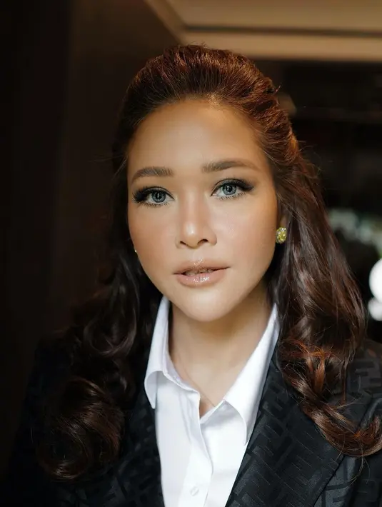 Lantas apakah alpha female susah cari jodoh? Maia Estianty berpendapat, tidak juga. Bintang film Kata Maaf Terakhir percaya, setiap manusia diciptakan berpasangan. “Wanita kuat, akan jatuh ke sosok lelaki yang jauh lebih kuat dan percaya diri,” Maia Estianty menyambung. Cuitan ini seketika disambar Luna Maya. “Nah itu dia Bund, susah juga ternyata,” cetusnya di kolom komentar. (Foto: Dok. Instagram @maiaestiantyreal)
