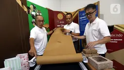 (Ki-Ka) Direktur Utama PT Alkindo Naratama Tbk (ALDO) Herwanto Sutanto, Direktur ALDO Willy Soesanto dan Direktur ALDO Kuswara berbincang saat melihat Hexa Wrap Kertas pembungkus ramah lingkungan di pabrik ALDO Padalarang Jawa Barat (9/6/2022). Inovasi Hexa Wrap dapat mengurangi sampah plastik dalam industri e-commerce sebagai pengganti gelembung plastik (bubble wrap) yang terbuat dari kertas coklat (recycled paper) berbentuk struktur sarang lebah. (Liputan6.com/HO/Aldo)