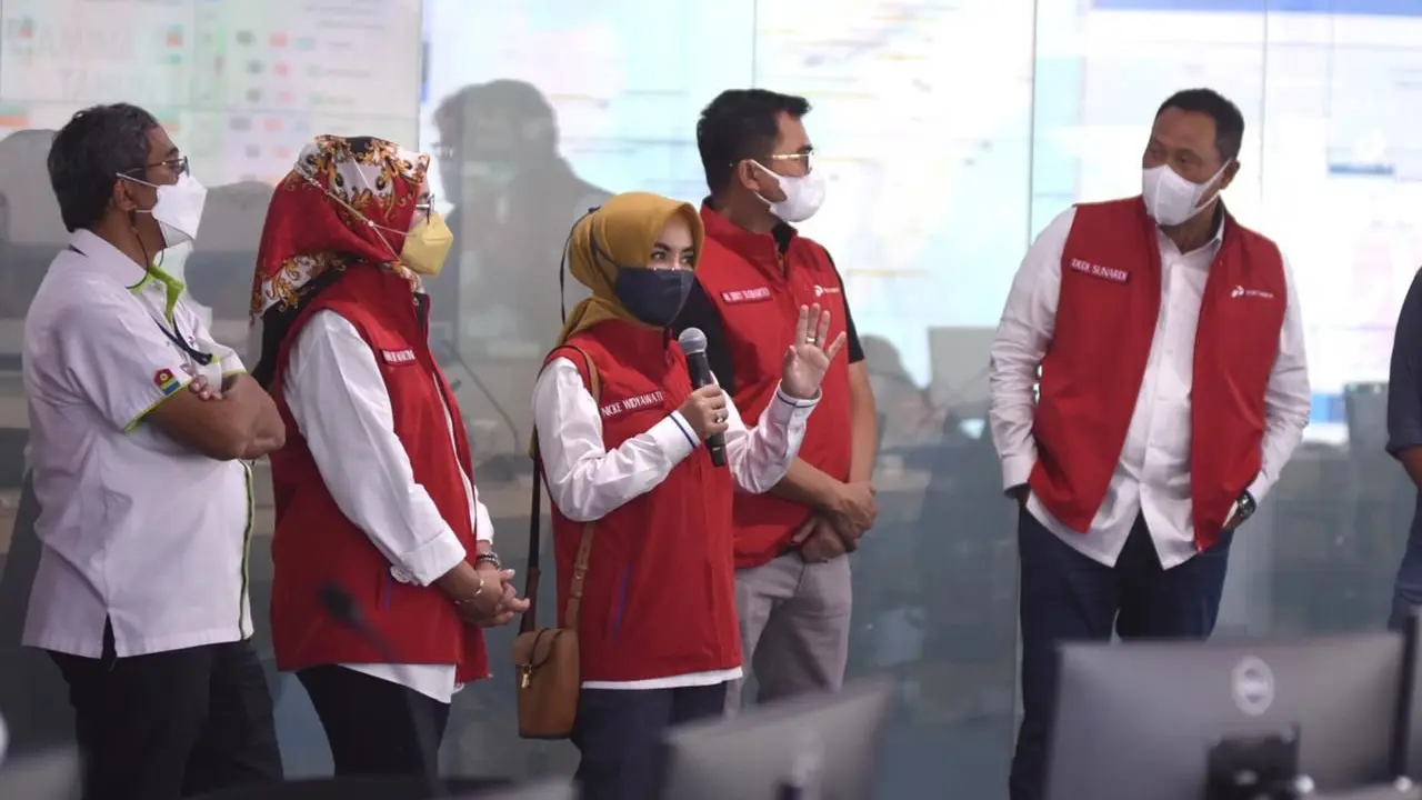 Direktur Utama PT Pertamina (Persero) Nicke Widyawati Pertamina mengunjungi Integrated Command Center (PICC) pada malam Tahun Baru 2022. (Dok Pertamina)