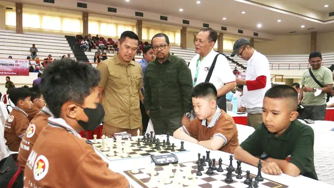 Perang Pikiran di Papan Catur: Aktivis Tantang Strategi TNI