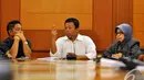 Kepala Badan Nasional Penempatan dan Perlindungan Tenaga Kerja Indonesia (BNP2TKI), Nusron Wahid (tengah) mengungkapkan pihaknya akan mengambil sikap menangani TKI yang bermasalah, Jakarta, Selasa (6/1/2015). (Liputan6.com/Miftahul Hayat)