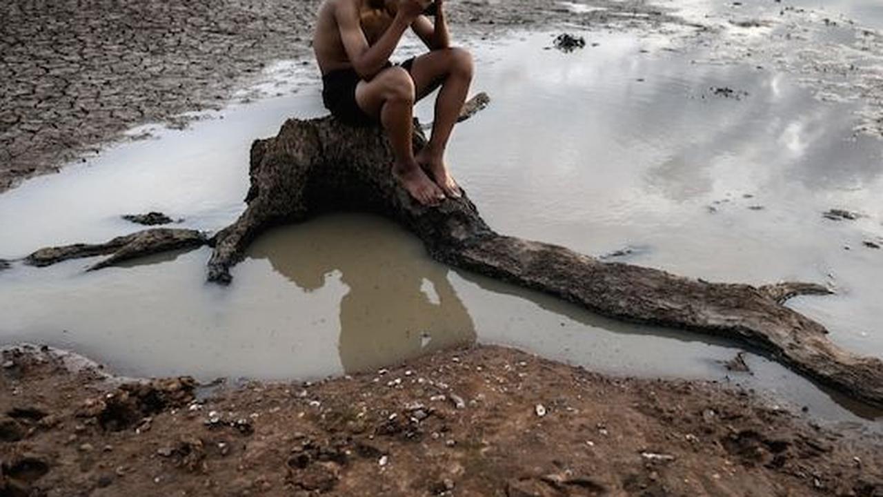 Tragisnya, sungai yang jadi sumber air bersih satu-satunya kini mulai mengering, seperti dikutip dari Liputan6. Warga pun mau tak mau harus sangat menghemat penggunaan air bersih.