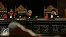 Ketua MK, Arief Hidayat memimpin sidang putusan di Gedung Mahkamah Konstitusi, Jakarta, Rabu (11/11).  Sidang Pengujian UU No. 51 Tahun 2009 tentang perubahan kedua atas UU NO. 5 Tahun 1986 tentang Peradilan Tata Usaha Negara. (Liputan6.com/Faizal Fanani)