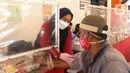 Petugas kesehatan mengecek kesehatan pengemudi bus di Terminal Kampung Rambutan, Jakarta, Kamis (24/3/2022). Pemeriksaan kesehatan dan tes urine kepada pengemudi bus AKAP untuk mencegah terjadinya kecelakaan akibat penyalahgunaan narkoba dan obat-obatan. (Liputan6.com/Herman Zakharia)