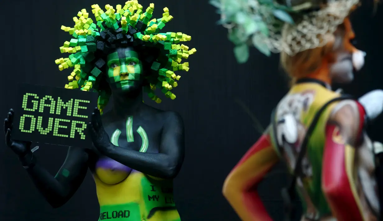 Model berpose saat mengikuti Festival Bodypainting Dunia 2015 di Poertschach, Austria, (3/7/2015). Seniman bodypainting dari 45 negara menghadiri festival ini. (REUTERS/Heinz-Peter Bade)