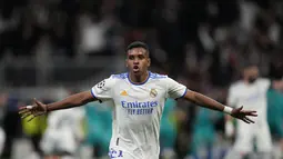 Penyerang Real Madrid, Rodrygo berselebrasi usai mencetak gol ke gawang Manchester City pada pertandingan leg kedua semifinal Liga Champions di stadion Santiago Bernabeu, Spanyol, Kamis (5/5/2022). Rodrygo mencetak dua gol di pertandingan ini. (AP Foto/Manu Fernandez)