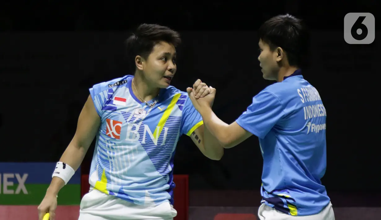 Pebulu tangkis ganda putri Indonesia, Apriyani Rahayu/Siti Fadia Silva Ramadhanti saat bertanding melawan Chen Qing Chen/Jia Yi Fan (China) pada Final Indonesia Masters 2022 di Istora Senayan, Jakarta, Minggu (12/6/2022). Apriyani/Siti Fadia kalah dan harus puas di posisi runner up Ganda Putri Indonesia Masters 2022. (Liputan6.com/Helmi Fithriansyah)