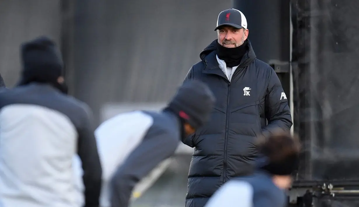 Manajer Liverpool Jurgen Klopp menghadiri sesi latihan di tempat latihan di Kirkby, Inggris, 6 Desember 2021. Liverpool akan menghadapi AC Milan pada pertandingan Grup B Liga Champions. (Oli SCARFF/AFP)