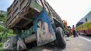 Kondisi truk yang ringsek akibat menabrak tiang rambu petunjuk arah di Tol Jakarta-Tangerang, Senin (5/9). Truk bernomor polisi B 935 IC menabrak tiang rambu lalu lintas di kilometer 6,5 tol Tangerang arah Karang Tengah. (Liputan6.com/Yoppy Renato)