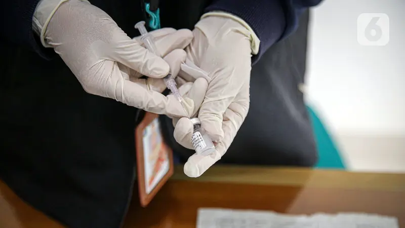 FOTO: Vaksin COVID-19 Pfizer Mulai Disuntikkan kepada Warga