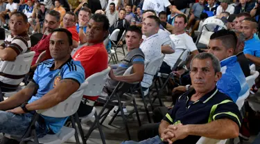 Sejumlah narapidana menghadiri debat presiden di penjara La Reforma, di Alajuela, Kosta Rika (2/11). Penjara La Reforma adalah penjara terbesar di Kosta Rika. (AFP Photo/Ezequiel Becerra)