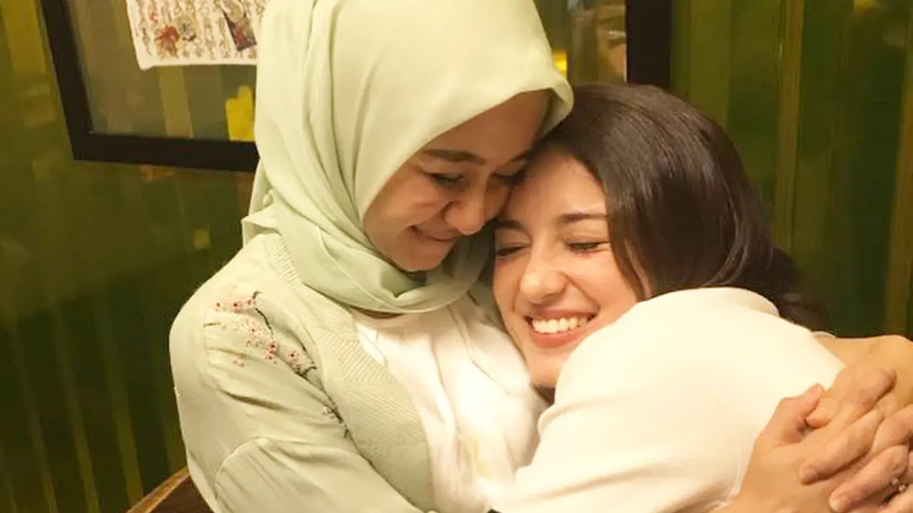 [Bintang] Sahabat Beda Keyakinan, Cantiknya Laudya Cinthya Bella-Julie Estelle yang Selalu Mesra