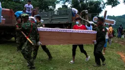 Pada Senin (9/10/2023), 29 warga sipil, sebelas di antaranya anak-anak, dikabarkan tewas dalam serangan udara dan artileri yang diduga dilakukan militer Myanmar. (STR/AFP)