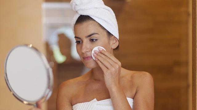 Ilustrasi membersihkan kulit wajah