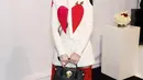 Celine Dion dalam balutan outfit dari Schiaparelli. Gaya cute dengan setelan structured jacket bermotif hati merah dan mini skirt yang kemudian dipadukan dengan high boots merah, Celine Dion terlihat elegan memesona. Foto: Instagram.