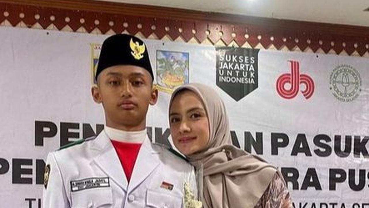 8 Potret Dhofin, Anak dari Ibnu Jamil, Menjadi Salah Satu Anggota Paskibraka Kota Jakarta Selatan Yang Sangat Ganteng dan Gagah.